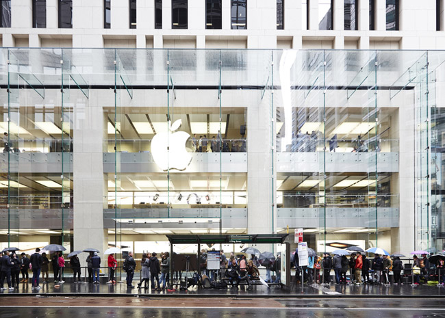 Новый рекорд: Apple продала 13 миллионов iPhone за первый уикенд