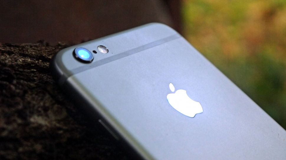 В сети появилось фото iPhone 7 в золотистом корпусе