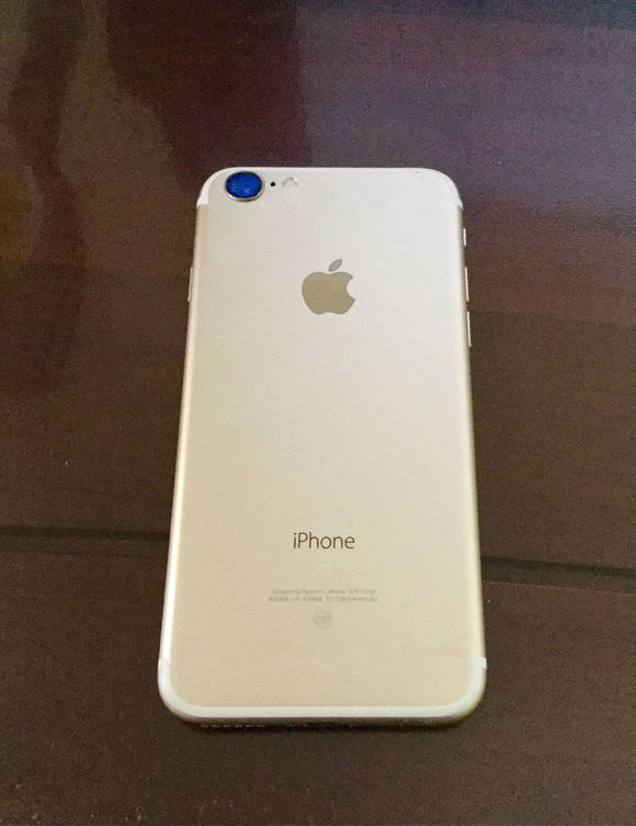 В сети появилось фото iPhone 7 в золотистом корпусе