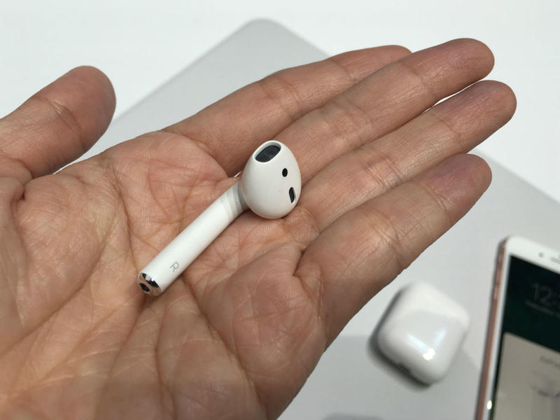 apple_airpods_in_hand