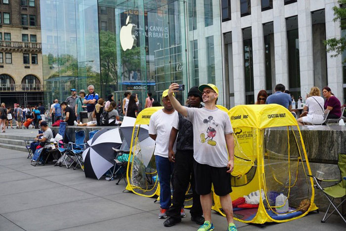 В Нью-Йорке уже начали занимать очередь за iPhone 7