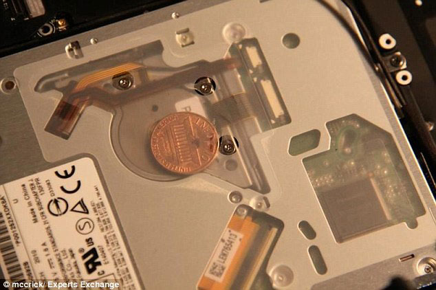 В MacBook Pro «спрятаны» непонятные монеты