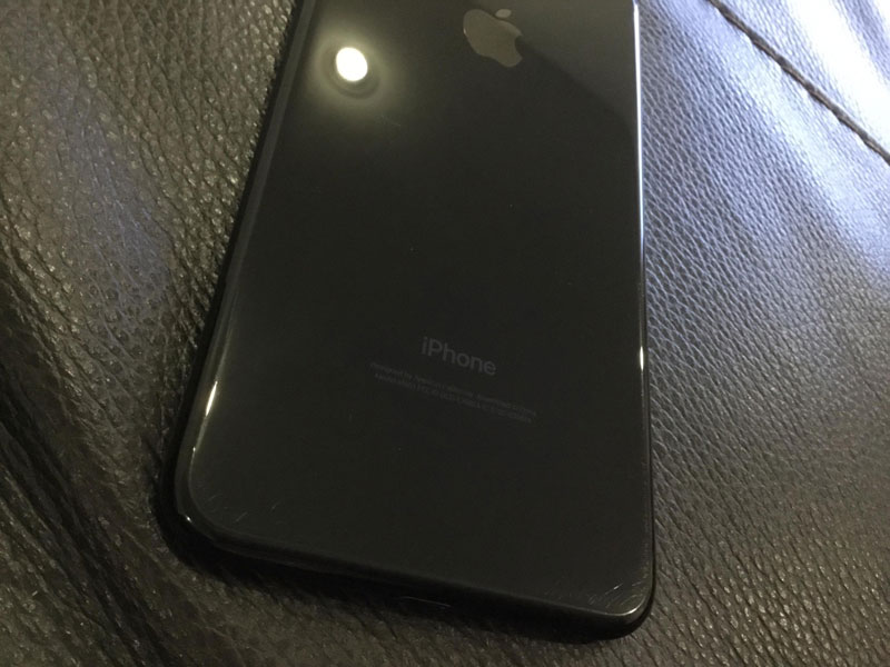 iPhone-7-jet-black-scratch-2