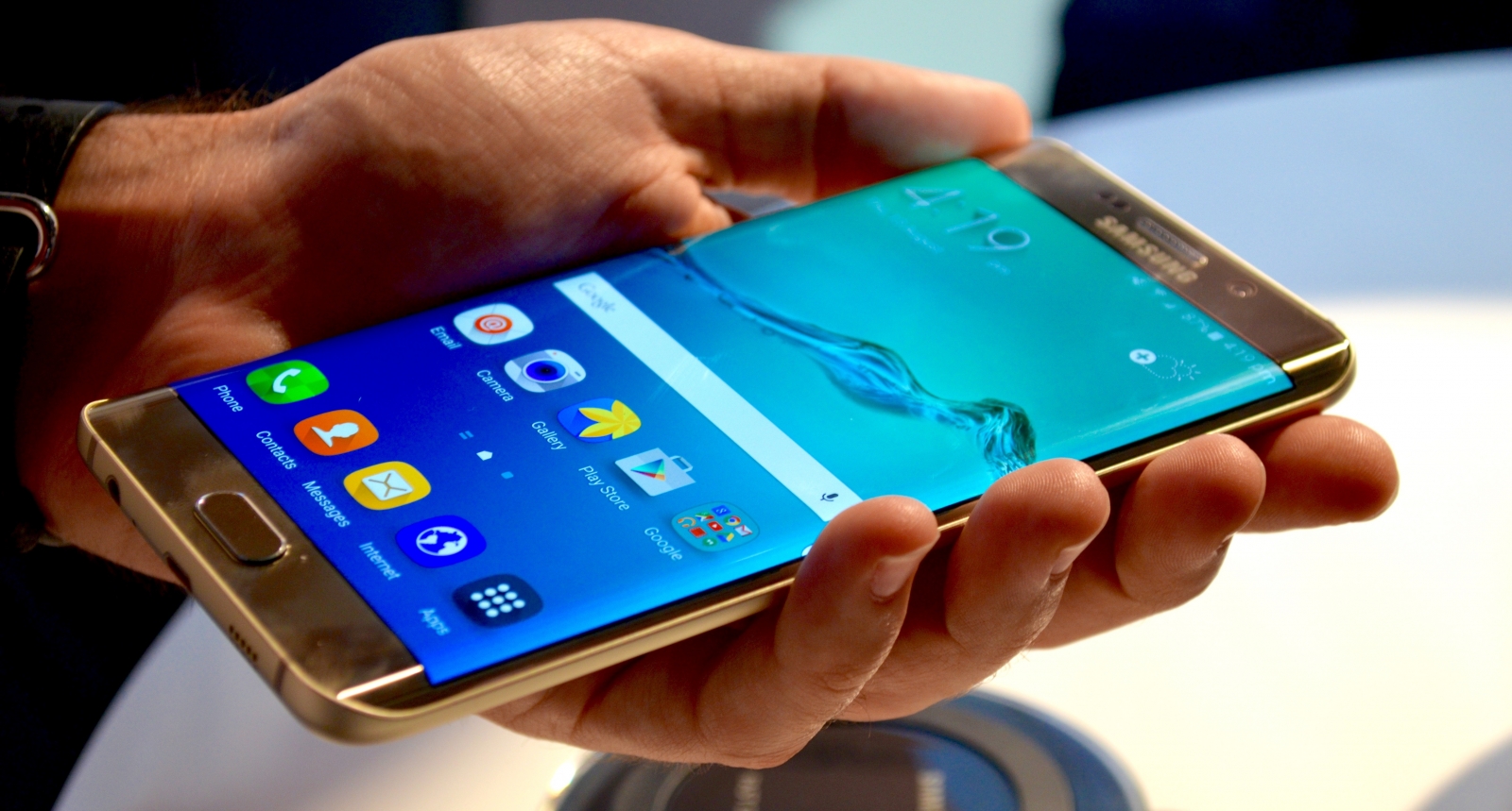 Samsung Galaxy S7 edge назвали лучшим смартфоном года