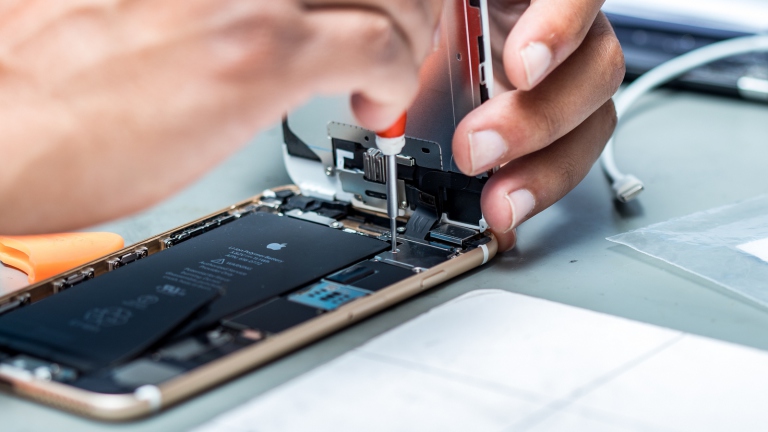 Кто сможет заменить батарею в iPhone  со скидкой