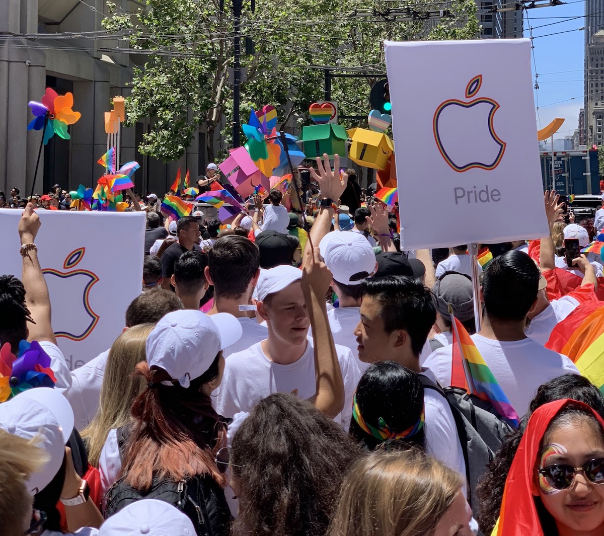 apple-pride-2019