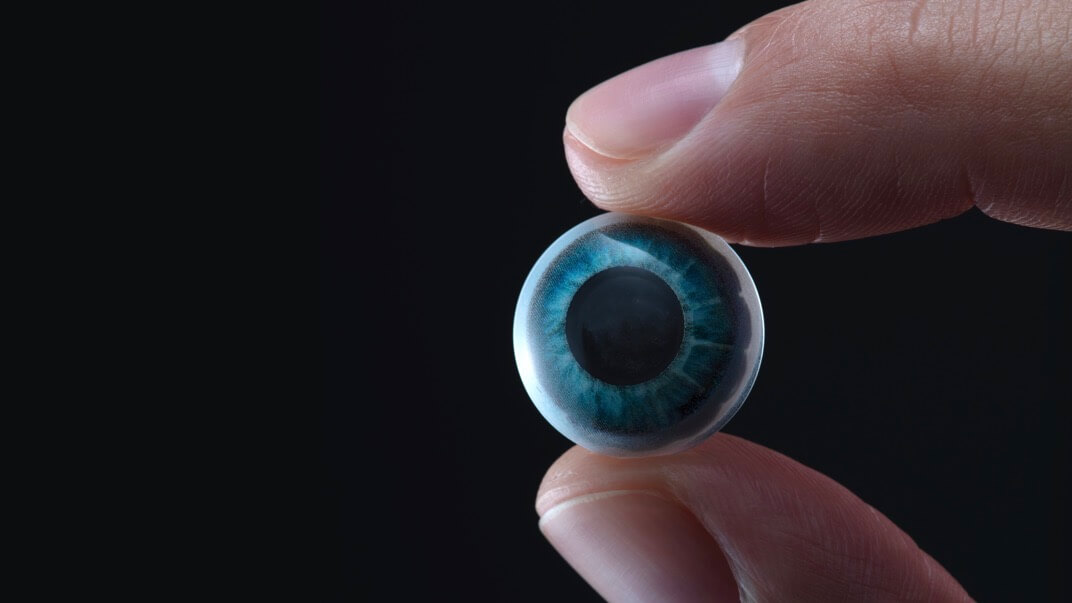 contact-lens-eye-finger-thumb-black-background